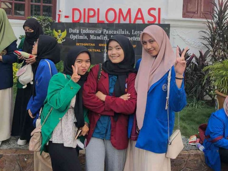 Tiga Mahasiswa KKN-KI Ambil Langkah Tingkatkan Minat Baca di SB Hulu Langat, Selangor, Malaysia