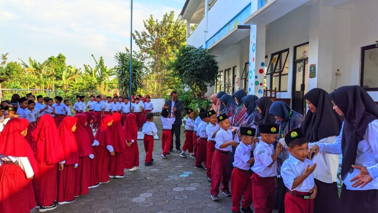 MI MPK Kertonatan Gelar Apel Pagi Sambut Tahun Ajaran Baru dan Pembukaan Matsama 2025/2026