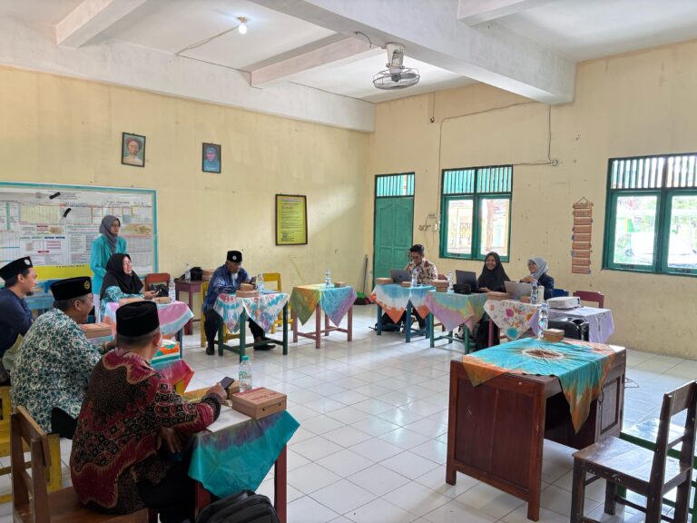 Kenalkan Metode Pembelajaran Matematika dan IPA menyenangkan, Tim Dosen UMS melaksanakan pengabdian bersama guru SD/MI Kabupaten Sragen