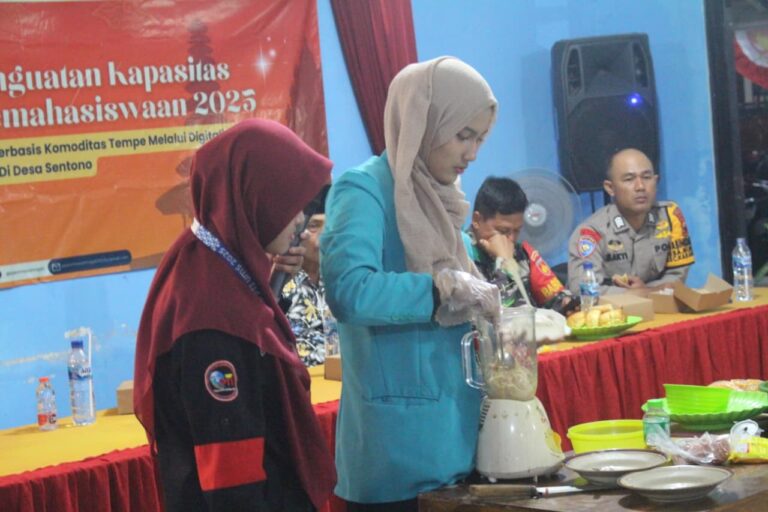 Pelatihan Pengolahan Tempe, HMP PTI UMS Beri Warga Desa Sentono Keterampilan Olahan Sehat Bernilai Jual