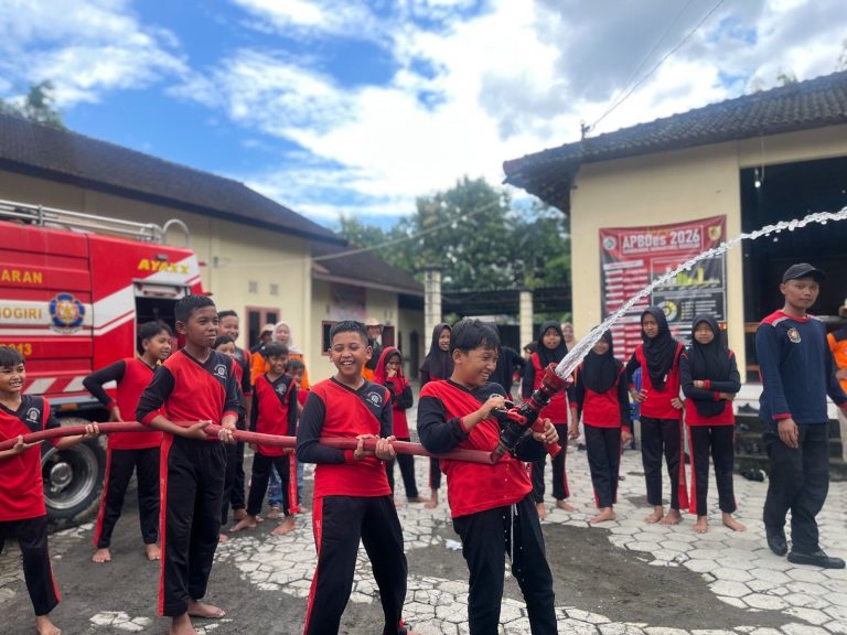 KKN-DIK FKIP UMS Gandeng Damkar Wonogiri Edukasi Masyarakat Siaga Kebakaran di Desa Gambiranom