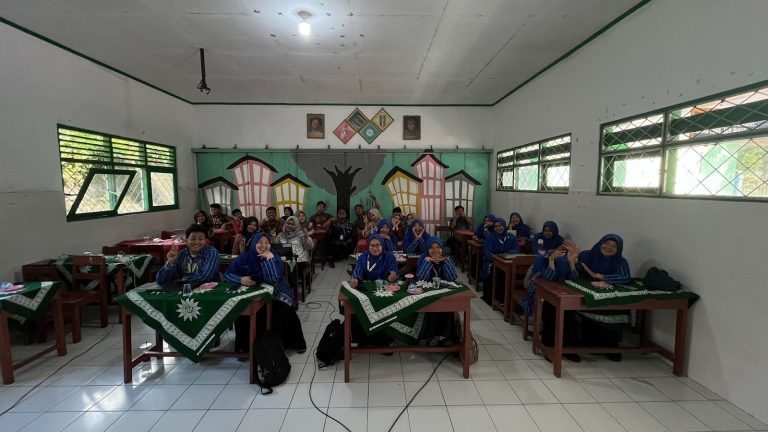 Tingkatkan Semangat Belajar, Mahasiswa KKN-Dik UMS Gelar Pelatihan Edugame Scratch di SMP Muhammadiyah 3 Karangpandan