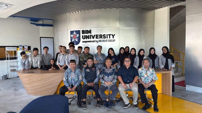 Rektor ITBM BIM Beri Pencerahan Literasi Digital Siswa SMK Muhammadiyah Denpasar