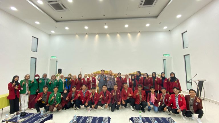 Ketua ALPTK PTMA Sekaligus Rektor UMS Berikan Penguatan kepada Mahasiswa & DPL dari 14 PT Indonesia di Kantor Pusat Dikbud Kuala Lumpur